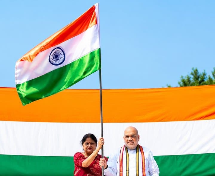 ఇంటి వద్ద త్రివర్ణ పతాకం ఎగురవేసిన అమిత్‌ షా