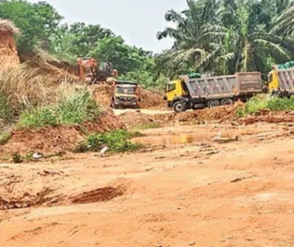 పోలవరం కాలువ మట్టి కొల్లగొట్టి