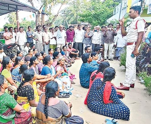 నిందితుడిని అప్పగించాలని ఆందోళన - Udayam