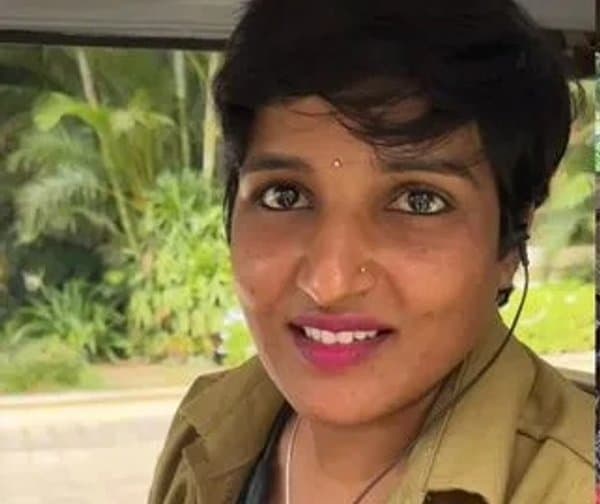 ఐటీ కొలువు వదిలి.. ఆటో డ్రైవర్‌గా! - Udayam Digital