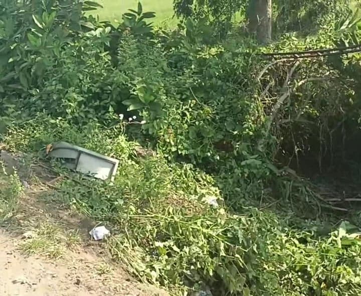 కల్వర్టులో పడిన పామ్‌ ఆయిల్‌ ట్యాంకర్‌