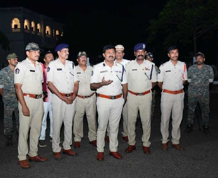అర్ధరాత్రి భద్రతపై ఎస్పీ పరిశీలన - Udayam