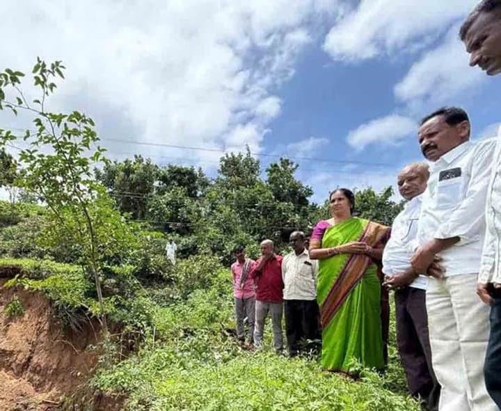 రాయినపల్లి కాల్వకు గండి.. రైతుల్లో ఆందోళన