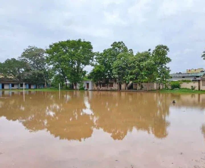 వరద నీటితో జలమయమైన ప్రభుత్వ కళాశాల మైదానం