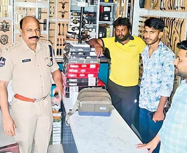 సూటుబూటుతో వచ్చి.. బైక్ మాయం