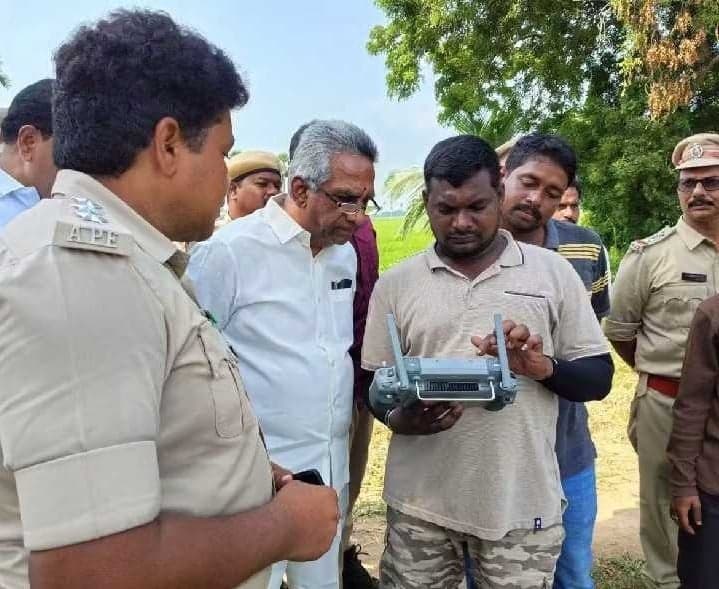 పెద్దపులి జాడలను పరిశీలించిన శేషారావు - Udayam