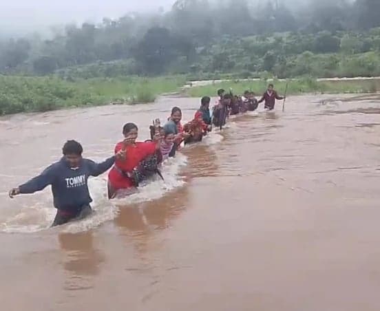 సిగ్నల్ కోసం వాగు దాటుతున్న ఆదివాసీలు