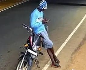 టీ కొట్టు వద్ద కారు బీభత్సం