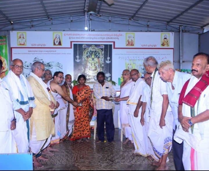 మృతిచెందిన వేద విద్యార్థుల కుటుంబాలకు సాయం