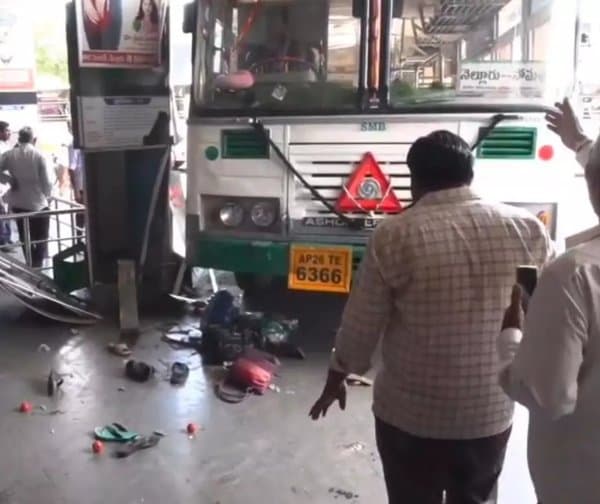నెల్లూరు డిపోలో బస్సు బీభత్సం
