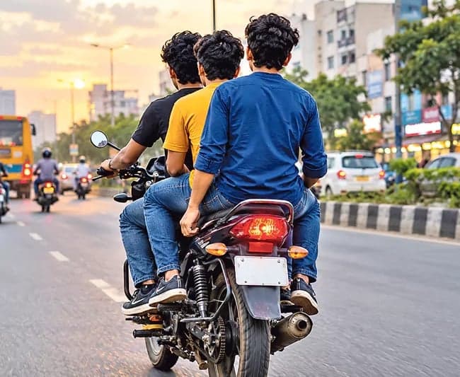 యూసుఫ్‌గూడలో ట్రిపుల్‌ రైడ్ విషాదం - Udayam