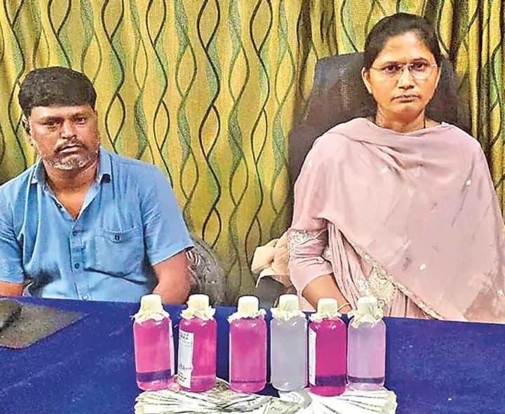 లంచం తీసుకుంటూ ఇద్దరు పట్టివేత - Udayam
