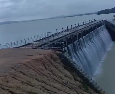 పోచారం ప్రాజెక్టులో తగ్గుతున్న నీటిమట్టం - Udayam