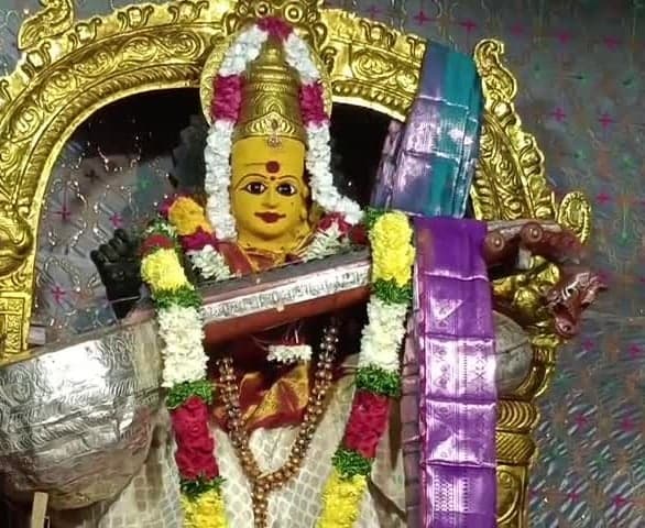 బాసరలో అమ్మవారి దర్శనానికి భక్తుల రద్దీ