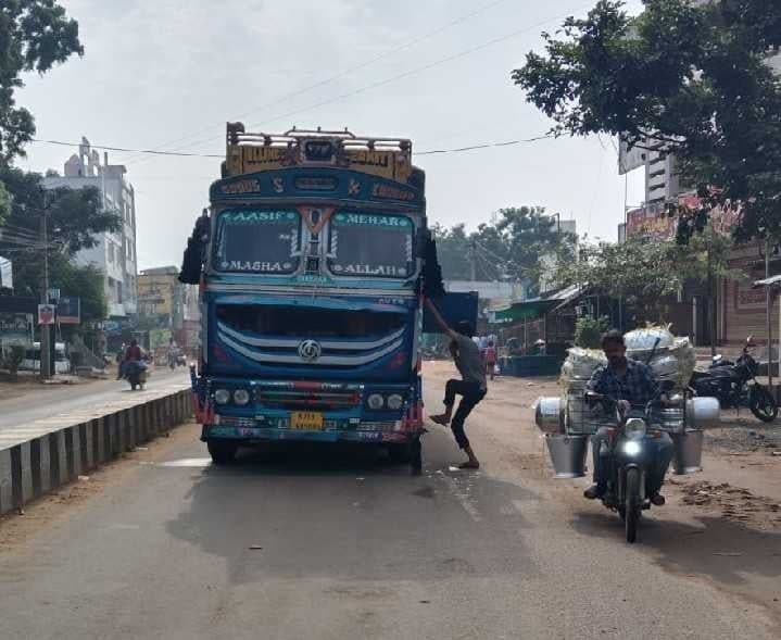 విస్సన్నపేటలో నడిరోడ్డుపై నిలిచిన లారీ - Udayam