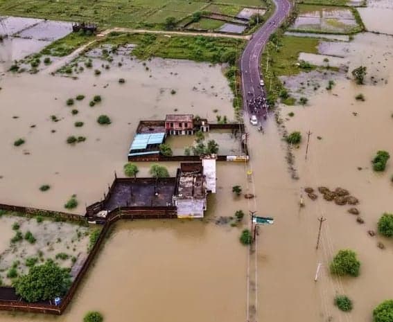 యూపీలో భారీ వర్షాలు, వరదల బీభత్సం.. 15 మంది మృతులు!