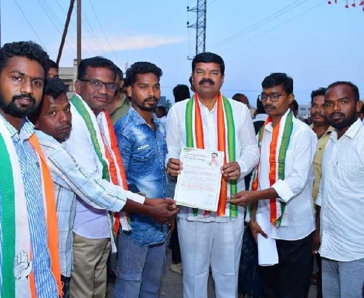సీసీ రోడ్డు నిర్మాణానికి ఎమ్మెల్యేకు వినతి - Udayam