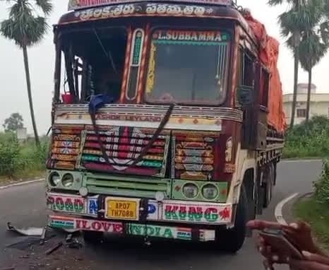 జగన్నాధపురం మూలమలుపు వద్ద లారీ ప్రమాదం - Udayam