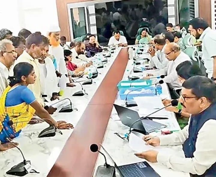 పీజీఆర్‌ఎస్‌ అర్జీల్లో మూడొంతులు భూ సమస్యలే