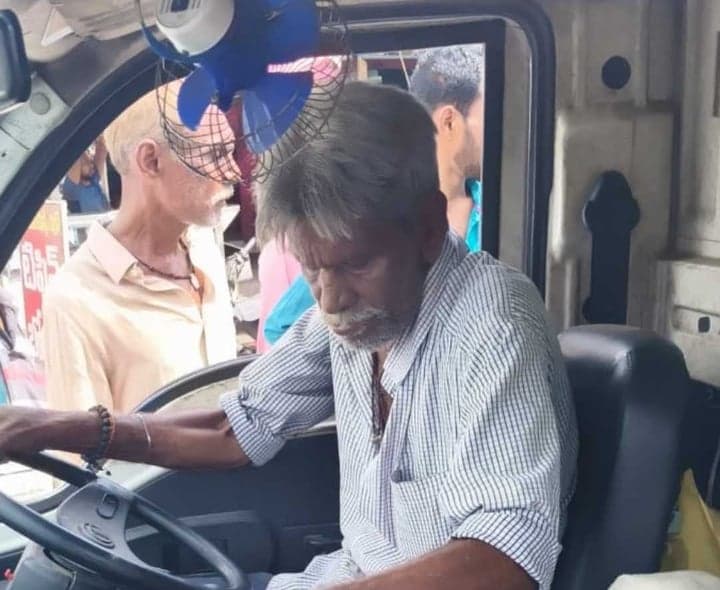 విజయవాడలో రిక్షాను ఢీకొట్టిన వీఎంసీ వాహనం - Udayam