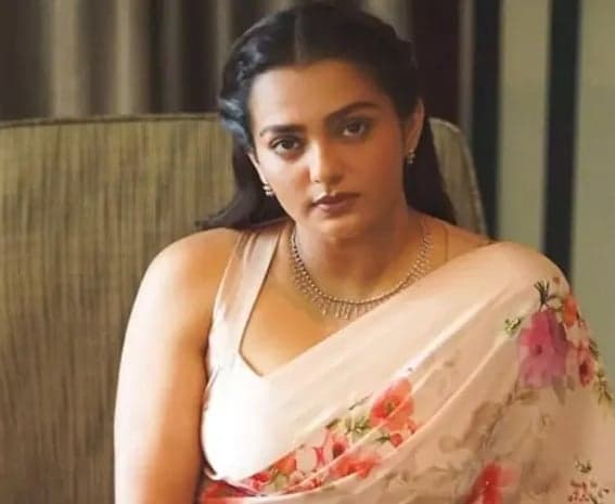 అవకాశాలు రాకుండా నన్ను తొక్కేస్తున్నారు