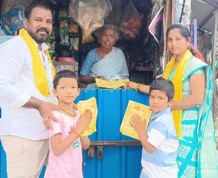 తుగ్గలిలో తల్లుల కోసం చిన్నారుల ప్రచారం - Udayam