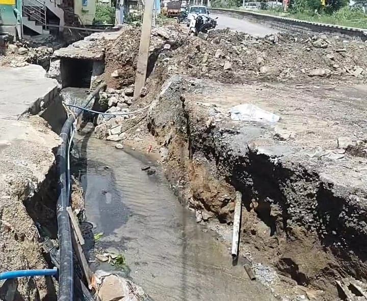 డ్రైనేజీ పనులతో ప్రజలకు ఇబ్బందులు - Udayam