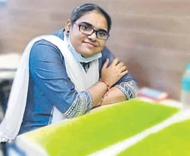 ఆస్పత్రి భవనం నుంచి దూకి యువతి మృతి