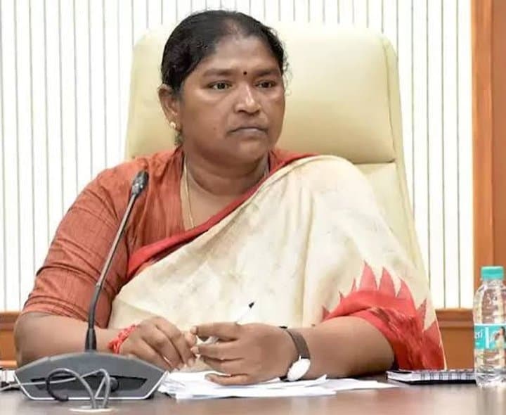 భూమి పట్టా ఇవ్వాలని మంత్రి సీతక్కకు ఫిర్యాదు