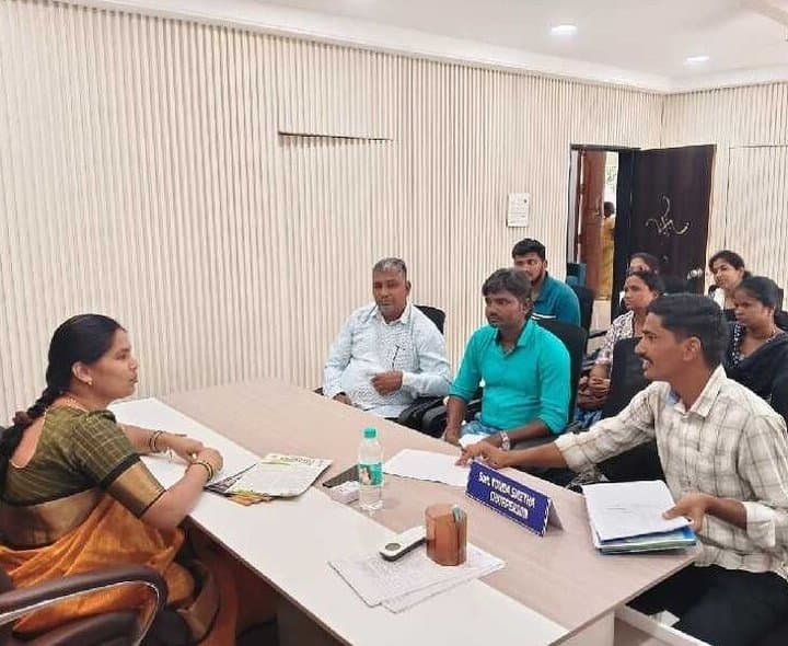 పెన్షన్‌ దరఖాస్తులపై సమీక్ష