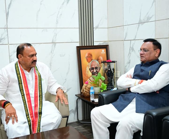 గాంధీ భవన్‌లో అవినాష్ పాండేతో మహేష్ కుమార్ గౌడ్ భేటీ - gallery image 2