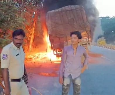 టైర్లు వేడెక్కి లారీలో మంటలు