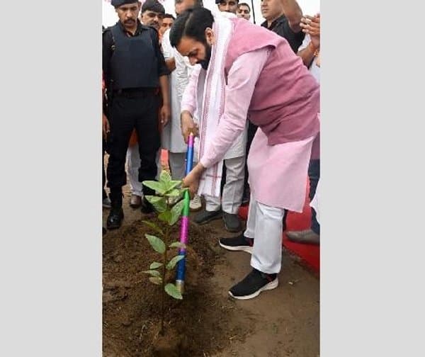 'ఏక్ పేడ్ మా కే నామ్' ప్రచారంలో నాయబ్ సింగ్ సైనీ