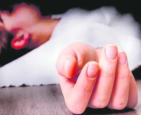 పోలీస్ స్టేషన్ వద్ద మహిళ దారుణ హత్య