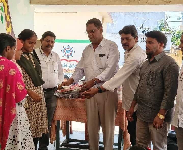 పాఠశాలకు ప్లేట్లు, గ్లాసులు అందజేత - Udayam