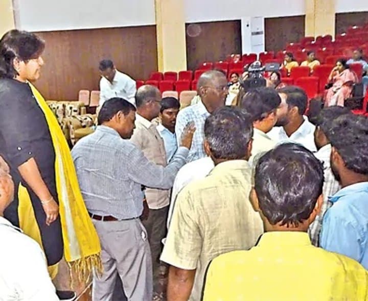 విజన్‌-2047 సదస్సు వేదికపై పీయూలో వివాదం
