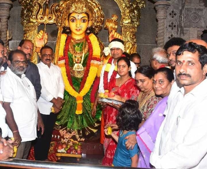 నూకాంబిక అమ్మవారికి మంత్రి పూజలు - Udayam