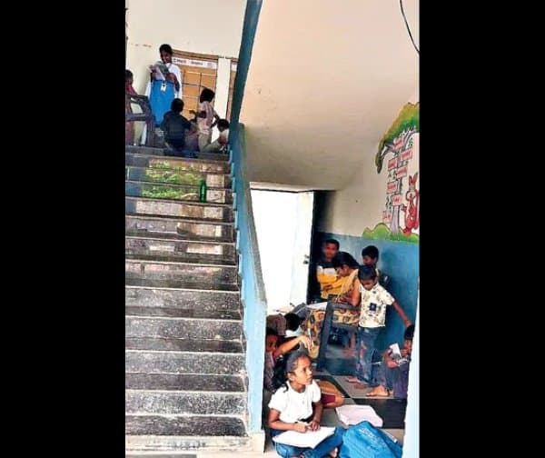 మెట్లే తరగతి గదులైన వైనం