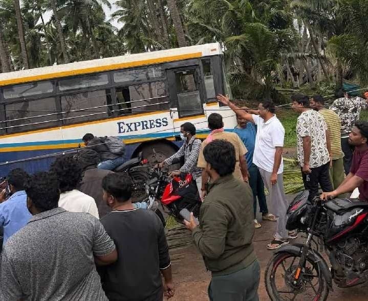 రన్నింగ్ బస్సుపై పడిన కొబ్బరి చెట్టు - Udayam
