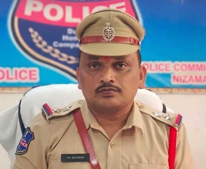ఆత్మహత్యాయత్నం చేసిన వ్యక్తిని కాపాడిన పోలీసులు - Udayam