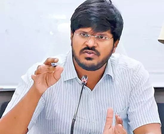 ఇందిరమ్మ ఇళ్ల లబ్ధిదారులకు మంజూరు పత్రాలు