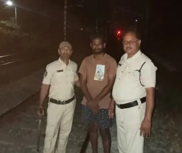 ఆత్మహత్యకు యత్నించిన వ్యక్తిని కాపాడిన పోలీసులు
