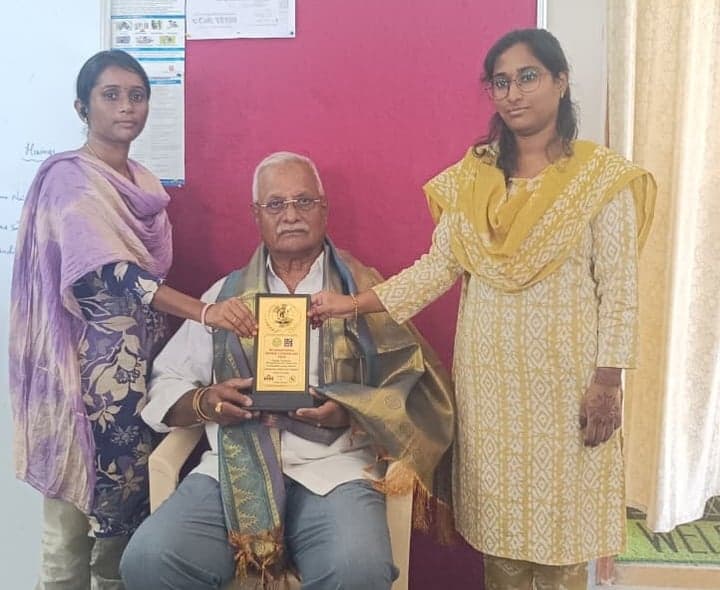 సీనియర్ సిటిజన్ ప్రభాకర్ రావుకు సన్మానం - Udayam