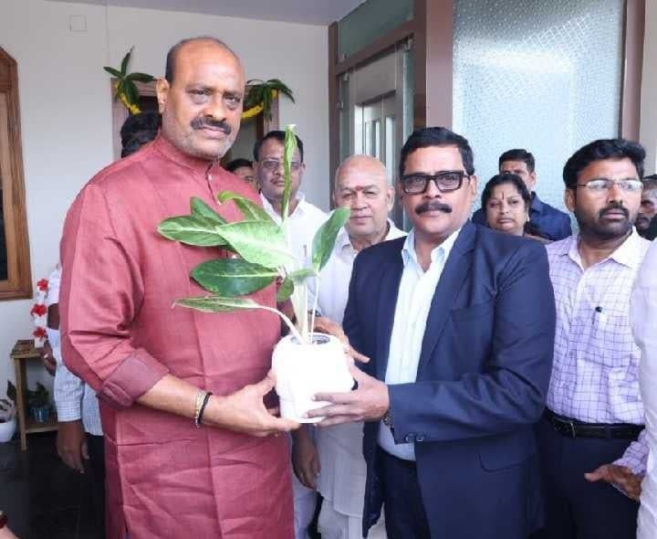 బాధ్యతలపై మంత్రి సూచనలు - Udayam