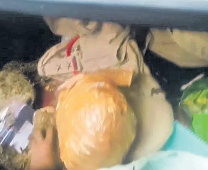 పోలీసుల కారులో గంజాయి మద్యం - Udayam