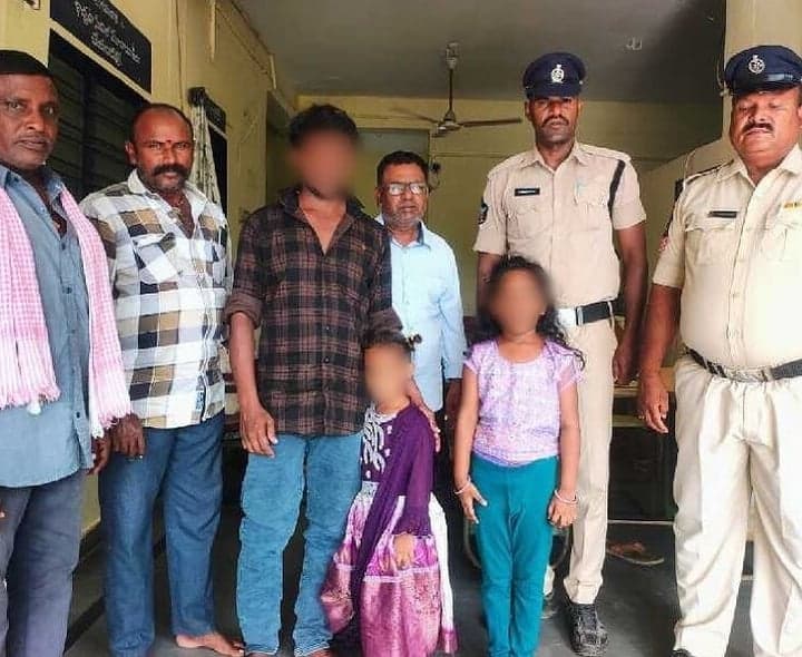 తల్లి చెంతకు తప్పిపోయిన చిన్నారులు