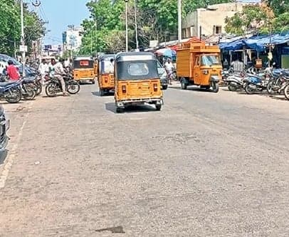 పార్కింగ్‌ కష్టాలు.. ప్రజలపై చలానాల మోత