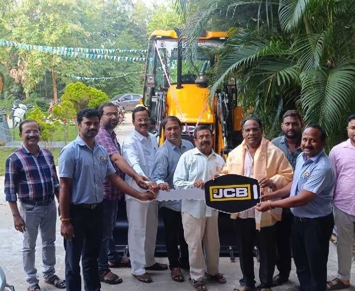 ఆమదాలవలసలో పారిశుద్ధ్యానికి కొత్త జేసీబీ - Udayam