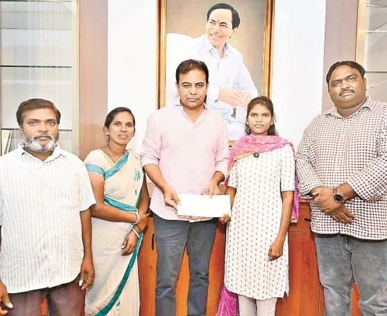 వైద్య విద్యార్థినికి కేటీఆర్‌ ఆర్థిక భరోసా