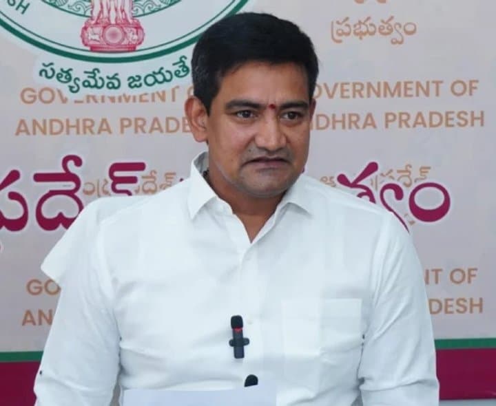 డీఎస్సీపై మంత్రి విమర్శలు